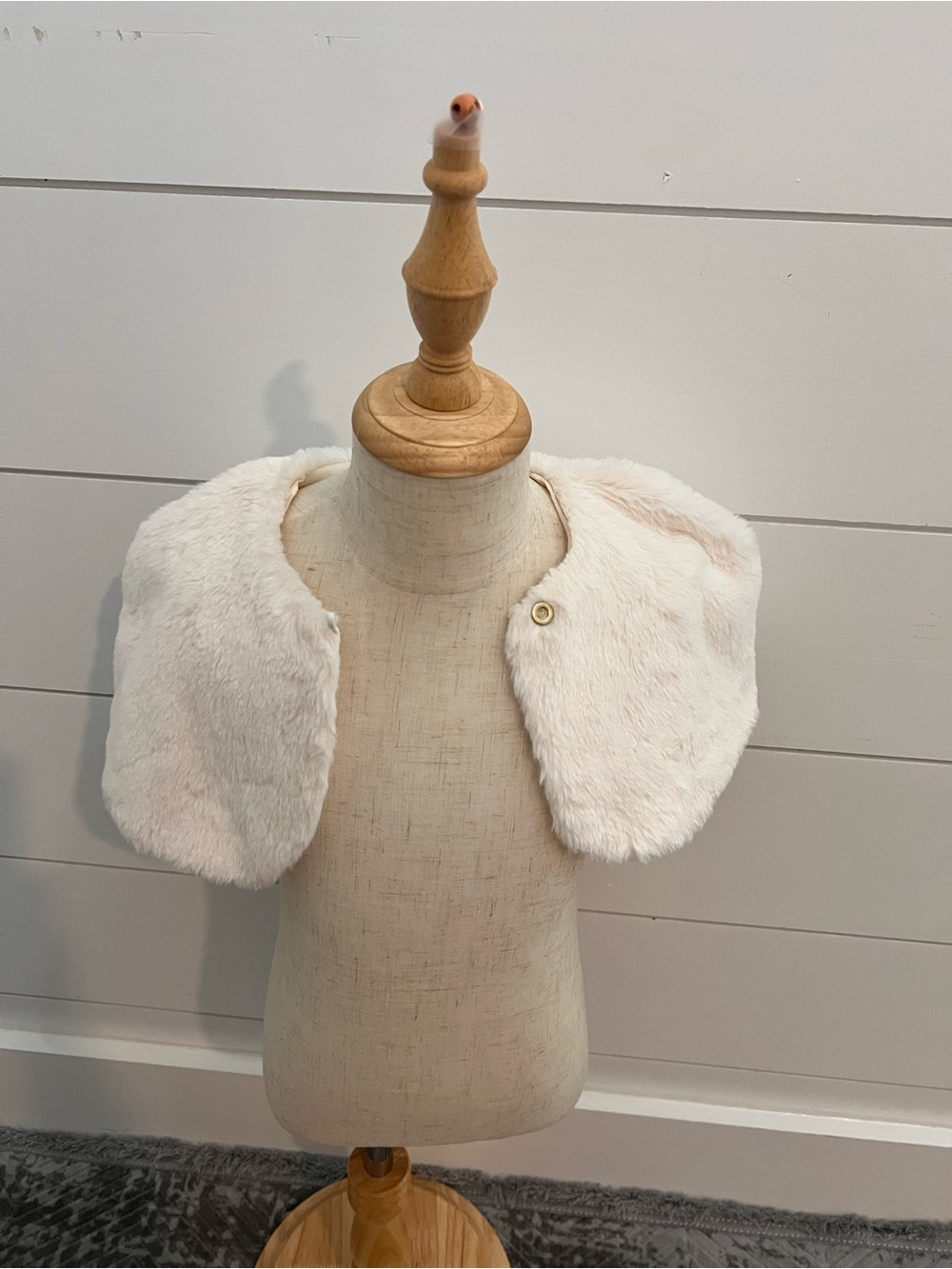 wonder nation Faux Fur Shoulder Capelet in Cream